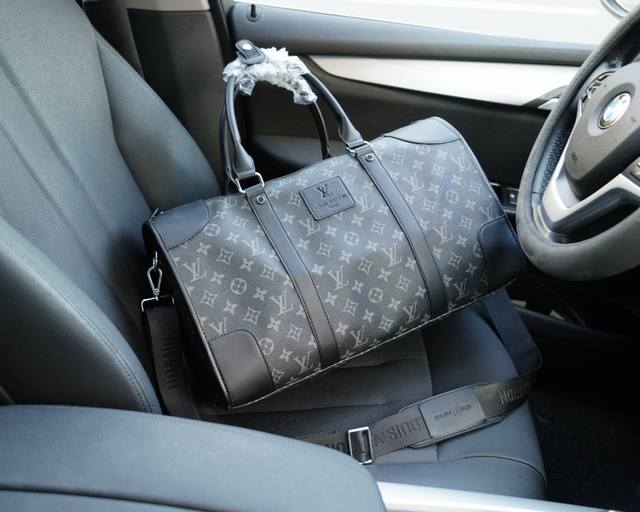 路易威登 官网同步 高版本 旅行背包 全球轰抢单品 质感极好 非市面普通货 采用进口牛皮 经典耐磨实用耐刮耐造 真正的流量王者 出行首选 超大容量 规格：45X