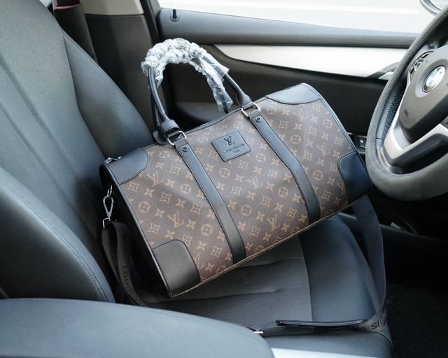 路易威登 官网同步 高版本 旅行背包 全球轰抢单品 质感极好 非市面普通货 采用进口牛皮 经典耐磨实用耐刮耐造 真正的流量王者 出行首选 超大容量 规格：45X