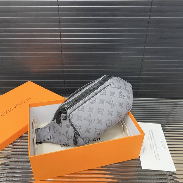 Louisvuitton 路易威登 Rush腰包斜挎胸包 原厂面料材质 电镀五金 高端货 附带防尘袋 礼盒 规格:30 X 15Cm