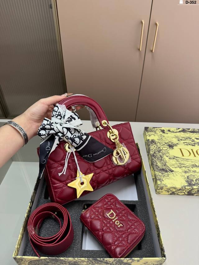 迪奥戴妃包套盒 Dior迪奥戴妃包 这款戴妃包算是迪奥最经典的包包之一 秋冬搭配任何衣物也是很显气质 D-352尺寸22.6.13配盒