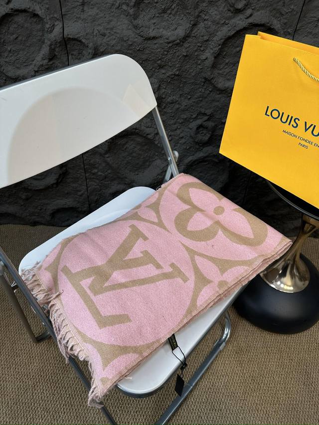 配礼盒 Size:60*185Cm Lv秋冬灰色围巾 摸着手感巨柔软 这个冬天不冷了啦! 非常簡約羊絨圍巾 上身极为衬肤色! 配礼盒 Size:60*185Cm Lv秋冬灰色围巾 摸着手感巨柔软 这个冬天不冷了啦! 非常簡約羊絨圍巾 上身极为衬肤色!