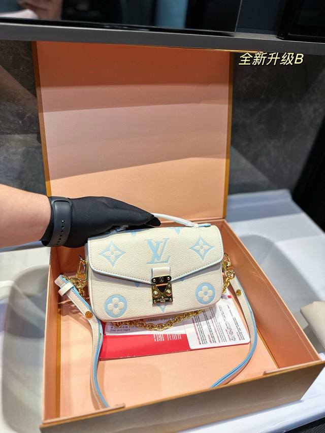 礼盒包装 Lv Mini 新款邮差包 定制激光篆刻锁扣 老花手提单肩斜挎包，优雅低调的外形设计和宽敞的包身更加入了实用性，Lv闪亮的纯钢金色五金配件- 可调节肩