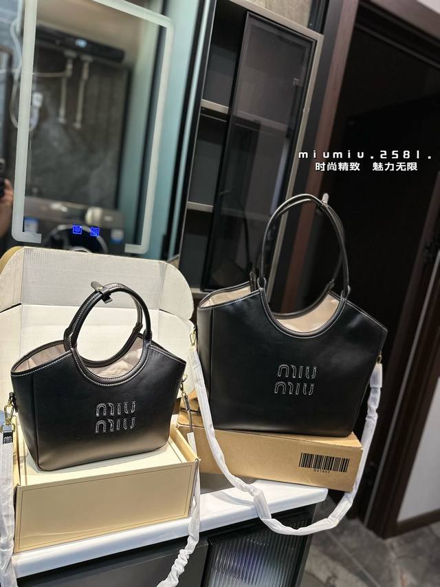 又是被miumiu 征服的一天缪缪菜篮子，近期的好物推荐，最近超爱这个包包，托特包真的超能装，出门拍摄能装好多小东西，随意慵懒的赶脚很戳我，又是被miumiu