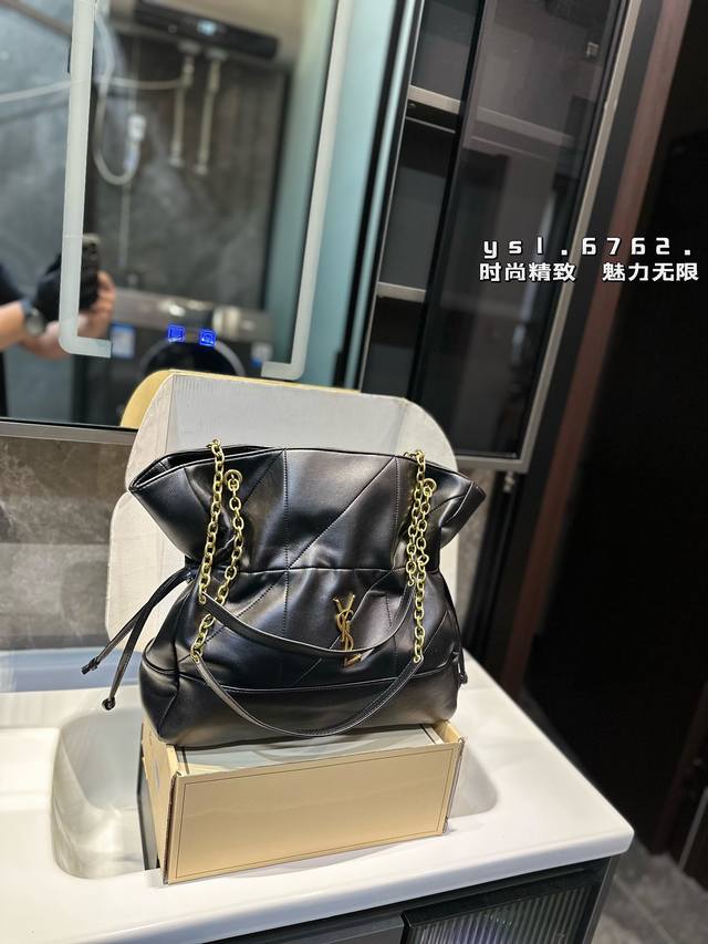 圣罗兰新品jamie手袋，松弛有度的时尚，Ysl新品jamie大号手袋，手袋的精致设计，不仅能够完美收纳你的日常所需，更是一种生活态度的展现。松弛有度，既不失优