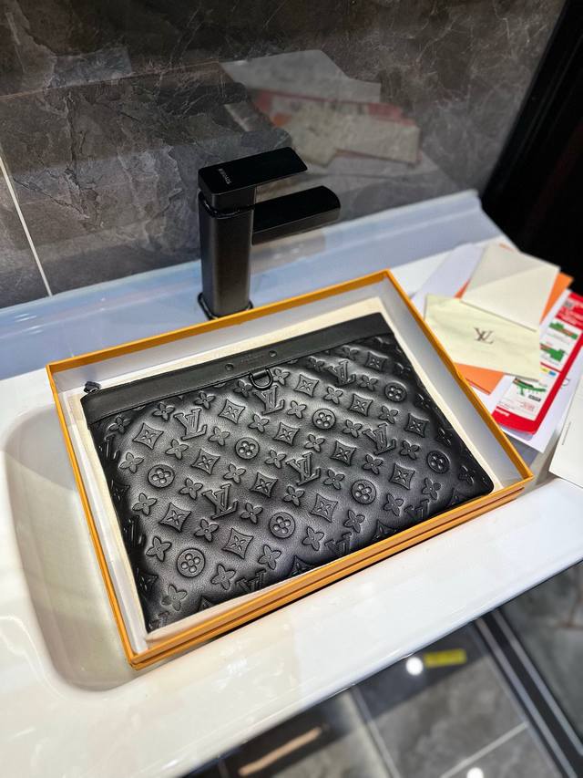 Lv最新款 “Louis Vuitton”手抓包进口原厂牛皮面料超高清五金logo标志、专用里内里。超顺滑拉链、油边超平滑、做工精致每个细节到位！男人必备款。S