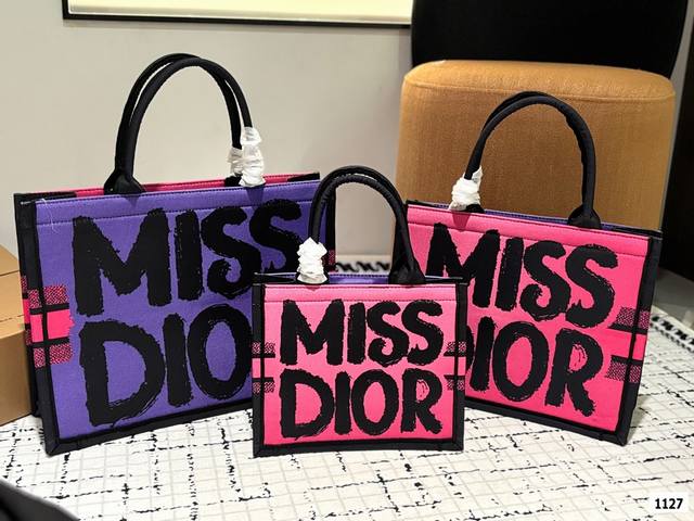 配礼盒 Dior 迪奥购物袋 本年度重量级专柜经典爆款 将帅气和优雅两种不同的风格碰撞在一起，融合了新一代女性的时髦与个性 展现女性力量 包包全身刺绣设计 里外