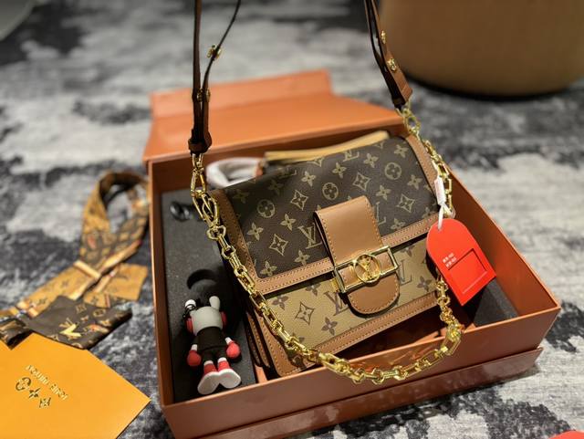 Louis Vuitton Dauphine达芙妮邮差包，全牛皮，万能搭配四季，夏日轻薄都能hold住。复古但上身时髦的信封包，线条硬朗流畅。绝对是一款爱不释手
