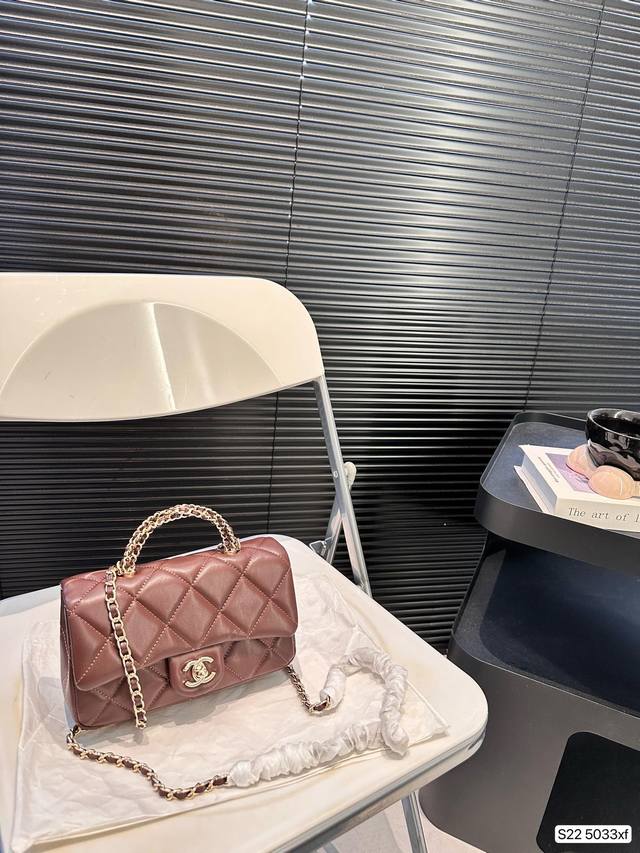 配飞机盒折叠盒子 新品香奈儿手提包 经典不过时 香奈儿 斜挎包 时装 休闲 不挑衣服 尺寸：20 12 货号5033