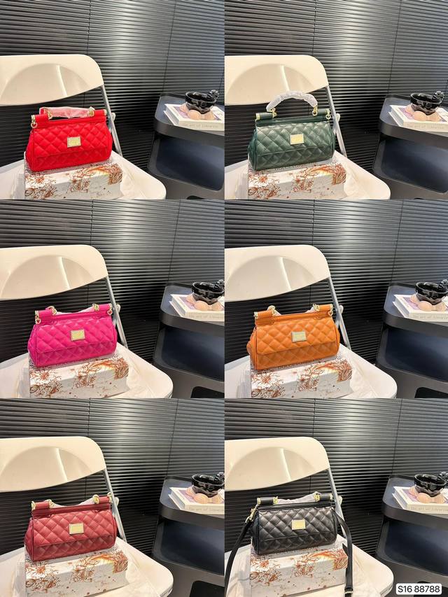 配盒子 Dg 杜嘉班纳 新款 手提 单肩 斜挎款 官网最新包 喜欢的不得了 特别有腔调 颜值无敌高 复古 优雅 奢华 大气 想到一切美好的词都想给它 一定要入的 配盒子 Dg 杜嘉班纳 新款 手提 单肩 斜挎款 官网最新包 喜欢的不得了 特别有腔调 颜值无敌高 复古 优雅 奢华 大气 想到一切美好的词都想给它 一定要入的