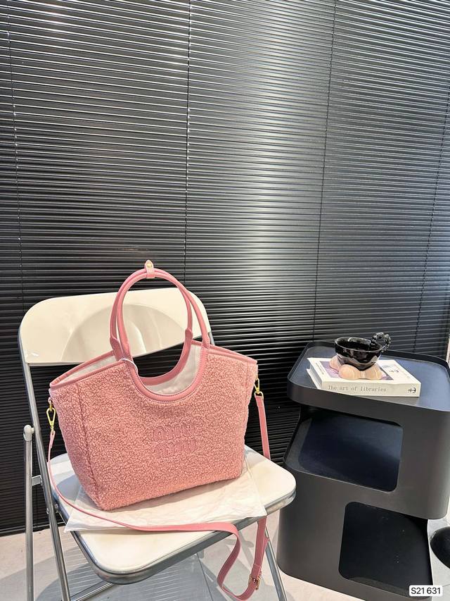 羊羔毛缪缪托特 近期的好物推荐，最近超爱这个包包，托特包真的超能 装，出门拍摄能装好多小东西，随意慵懒的赶脚很戳 我，又是被miumiu 设计征服的一天。 尺寸