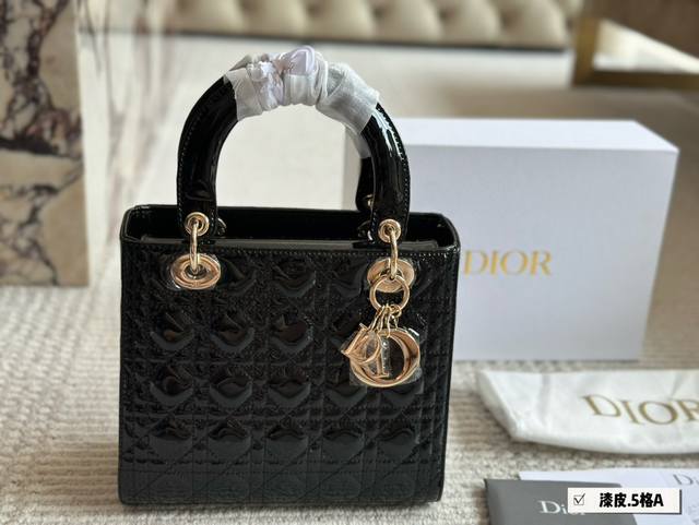 配盒 Size：24Cm 5格 Lady 返场！ D家戴妃，超级养眼哦！ 高端品质，随意对比细节， 白色金扣的颜色...不要太上头哦亲！