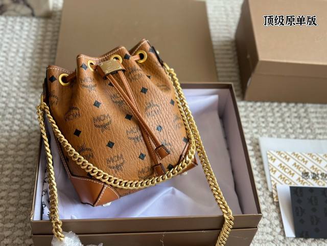 专柜折叠盒包装 水桶包的新选择说mcm新款链条包 Mcm的这款新款链条水桶包，链条够粗，垫肩也够宽,背着不会勒疼，也有多种背法:单肩，斜挎，流浪背法都可以，尺寸