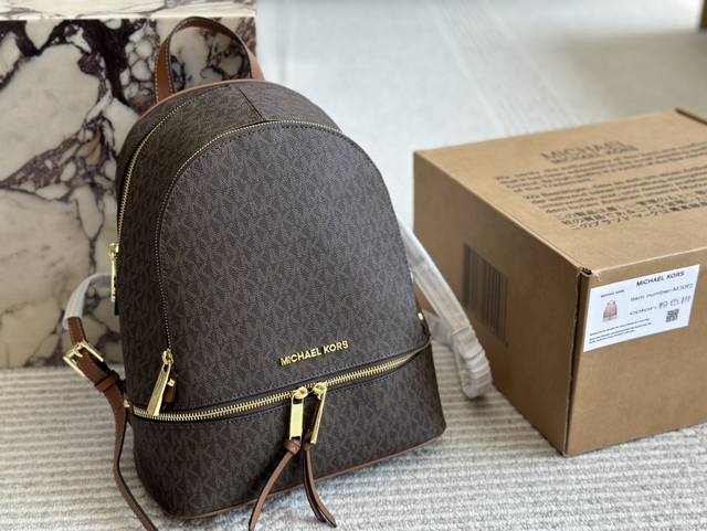 Mk 经典双肩包... Michael Kors百搭款 夏天、冬天都能背上它！ 是不是性价比超级高？ 我们需要脱掉高跟鞋 换上运动鞋和双肩包， 给自己一日的轻盈