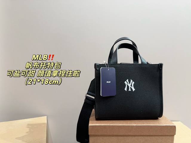 配盒尺寸18.22 Mlb 帆布托特包 完全拿捏了我心巴 小托特包真的实用 手机充电宝遮阳伞 还能带补妆的东西 这个配色超级吸睛 夏天出门拍照真的一直被问 配盒尺寸18.22 Mlb 帆布托特包 完全拿捏了我心巴 小托特包真的实用 手机充电宝遮阳伞 还能带补妆的东西 这个配色超级吸睛 夏天出门拍照真的一直被问