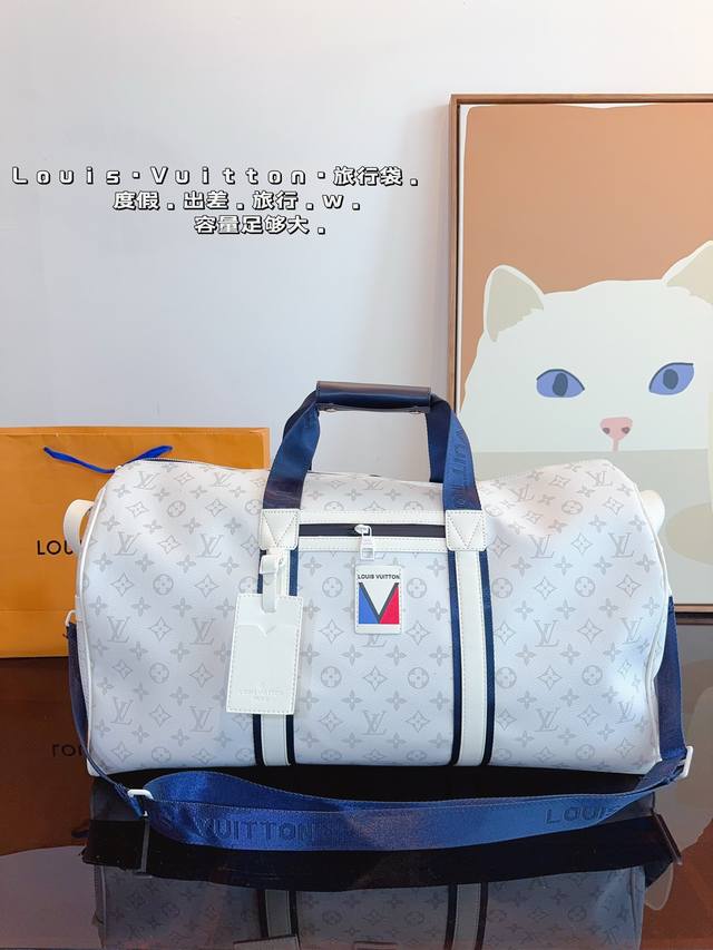 Lv 路易威登联名款keepall斜跨包旅行包 一只帅气能装的旅行袋 时尚爆发款火热来袭 经典设计大气可观男女通用款 包包采用原版皮质 超级厚实 耐磨 耐用原版