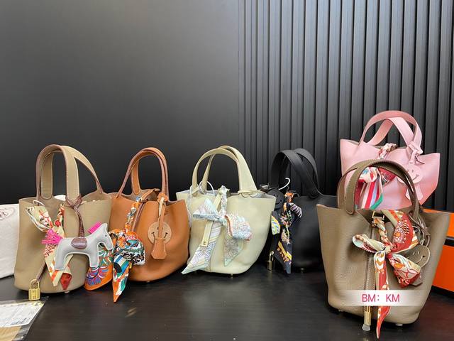 配折叠礼盒 Tc皮 爱马仕菜篮子常用的尺寸是18, 全新的出售价格在2-3万，妥妥的入手不亏 全套包装 边油涂层 很薄，有明显的颗粒感 锁头 Logo刻字字体放