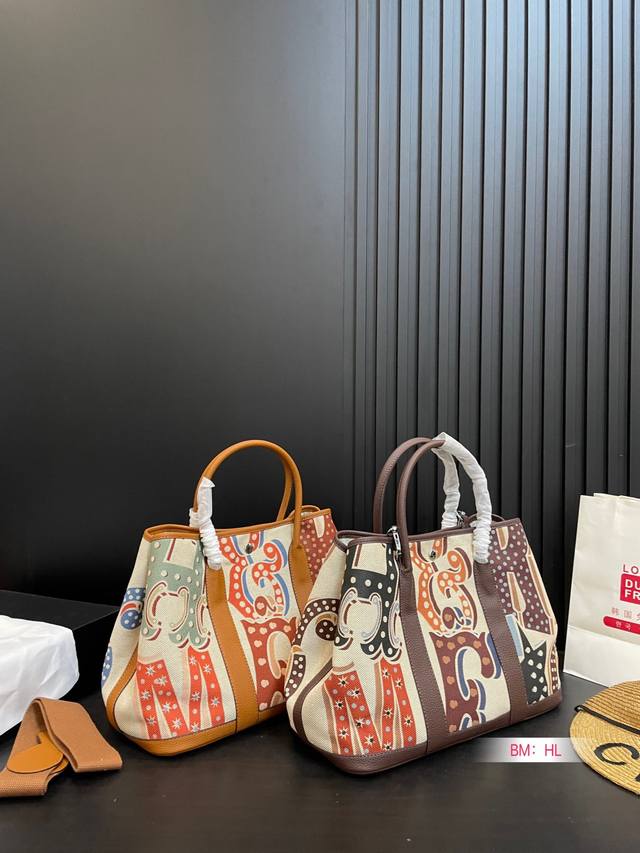 小号 大号 爱马仕 Garden 花园包！ 非常度假，非常实用，挺运动休闲的哦！ 实物又轻容量又大 灰常低调又洋气！ 尺寸：大号36*25 小号30*20