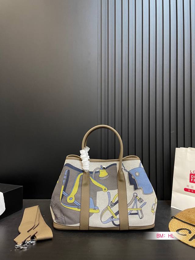 小号 大号 爱马仕 Garden 花园包! 非常度假,非常实用,挺运动休闲的哦! 实物又轻容量又大 灰常低调又洋气! 尺寸:大号36*25 小号30*20 小号 大号 爱马仕 Garden 花园包! 非常度假,非常实用,挺运动休闲的哦! 实物又轻容量又大 灰常低调又洋气! 尺寸:大号36*25 小号30*20