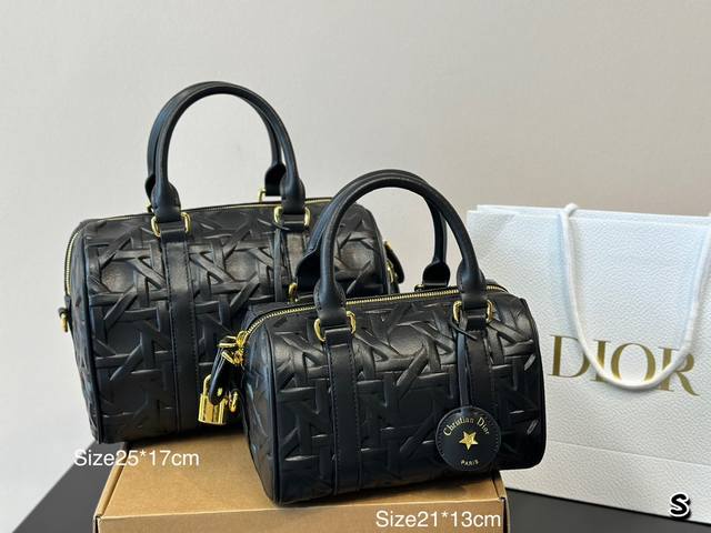 Dior Groove上新啦 波士顿手袋出是50年代末和60年代名流的宠儿，随着生活方式的改变，小号波士顿包型，日常使用也是非常非常实用和时髦的，空间也非常感人