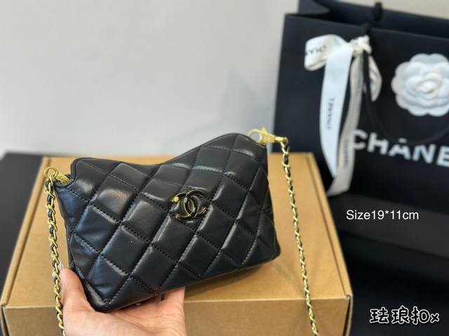 全套包装 Chanel新品它属于小皮具，可调节，调节链可取下，磁吸扣，容量相等于 Mini Rectangle.它拥有了我所喜欢的因素。尺寸19*11Cm