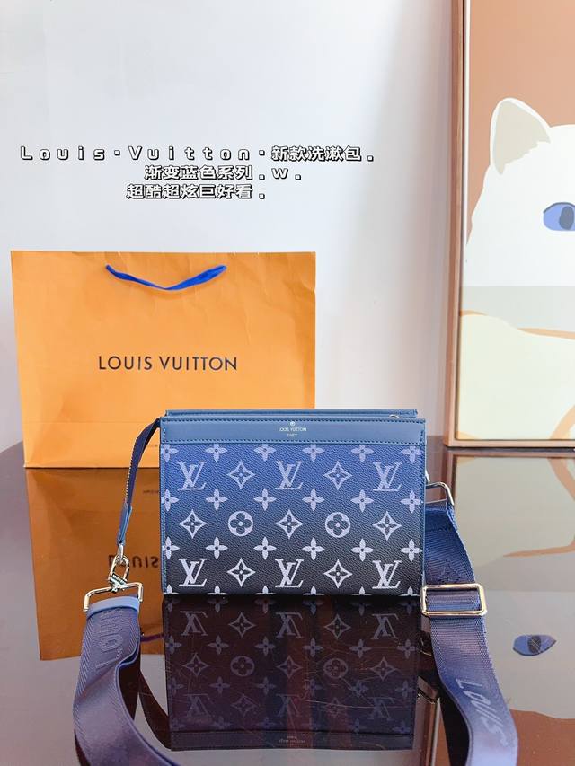 Lv 24新款 系列 Pochette Trio男包 二合一大包+零钱包 和1条肩带组成，各个部分都可以拆解，随意组合搭配 肩带可调节，可单肩 斜挎 好看好背