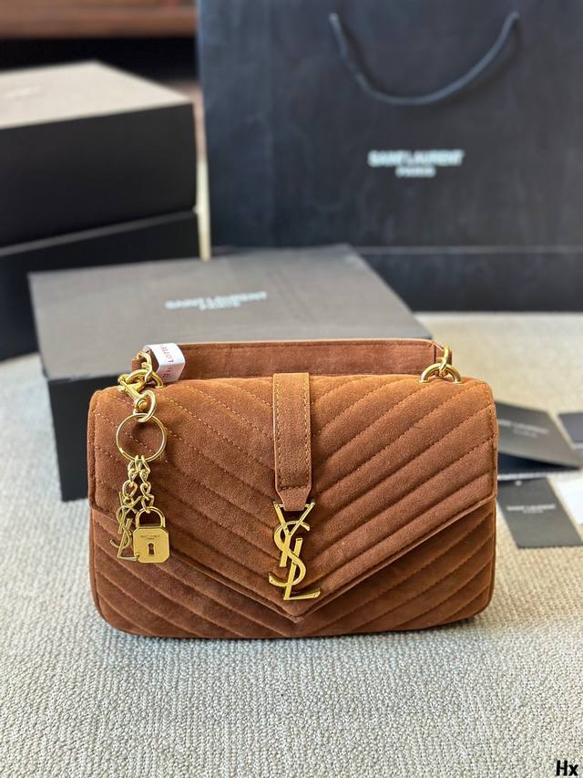 丝绒 Ysl 圣罗兰v格 邮差包 ！College邮差包 原版粗旷鎏金链条 标签s*Int Laurent 链条包，圣罗兰 Ysl 专柜永恒经典同步款，来自最新