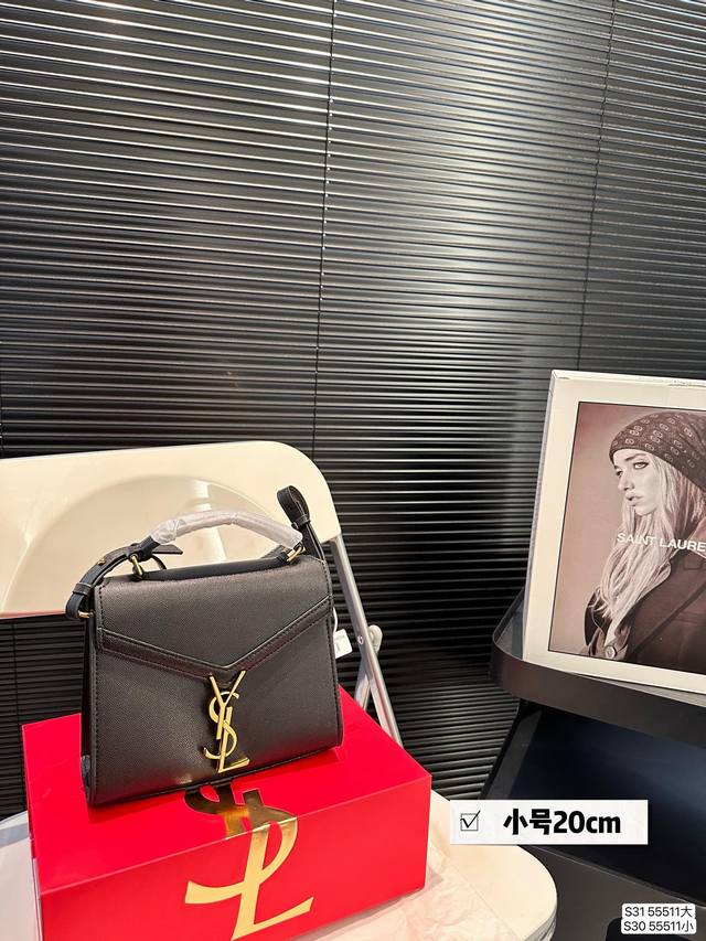 大号 小号 配飞机盒折叠盒子 圣罗兰信封包将于本月陆续上架秋冬新包，新作以几何绗缝为主要设计亮点，延续ysl女郎的优雅独立气质。全新gaby手袋采用信封式翻盖搭