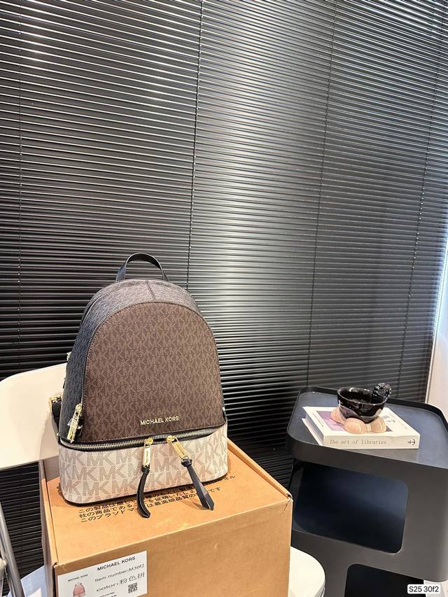 配飞机盒 Mk 经典双肩包...Michael Kors百搭款夏天、冬天都能背上它！是不是性价比超级高？我们需要脱掉高跟鞋换上运动鞋和双肩包，给自己一日的轻盈。