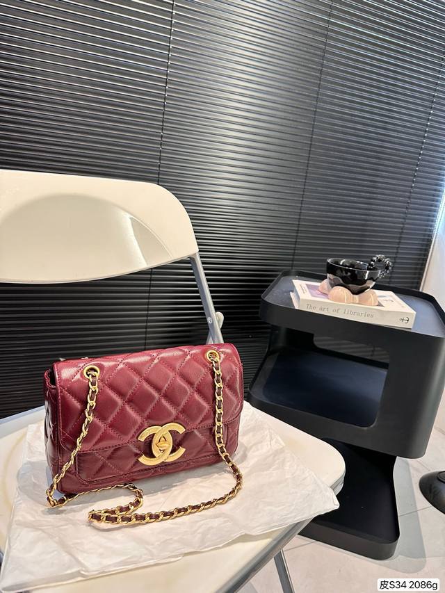 香奈儿纯皮包 温柔本柔，简直太美了， 软软的，手感真的舒服 包型很有个性 不容易撞款 尺寸：23 15 货号2086