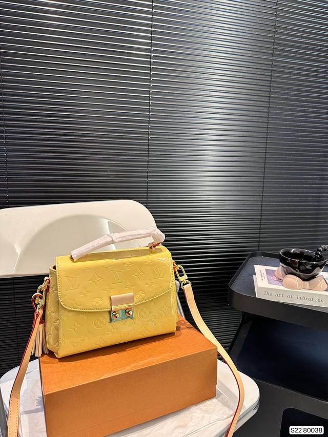 配折叠盒子 Lv Croisette漆皮翻盖手袋 网红爆款真是太有味道了 浓浓的复古风情 经典设计细节彰显独特魅力 尺寸： 24 17 货号80038