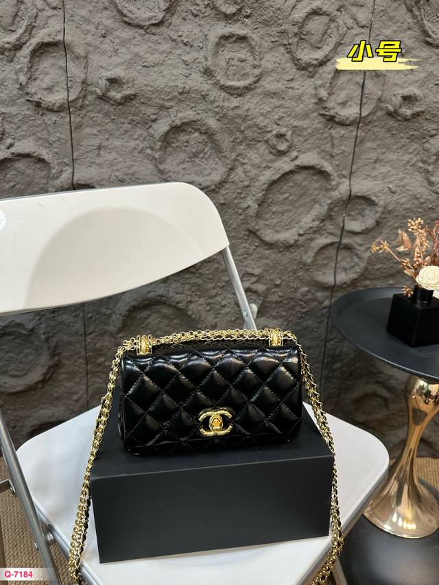 配折叠盒 香奈儿链条包 首发清新自然是夏天啊，上身太好看了，这一季都是链条啊，看着简单休闲的元素却被香奶奶糅合在一起多了几分洒脱和精致 爱了爱了#Chanel2