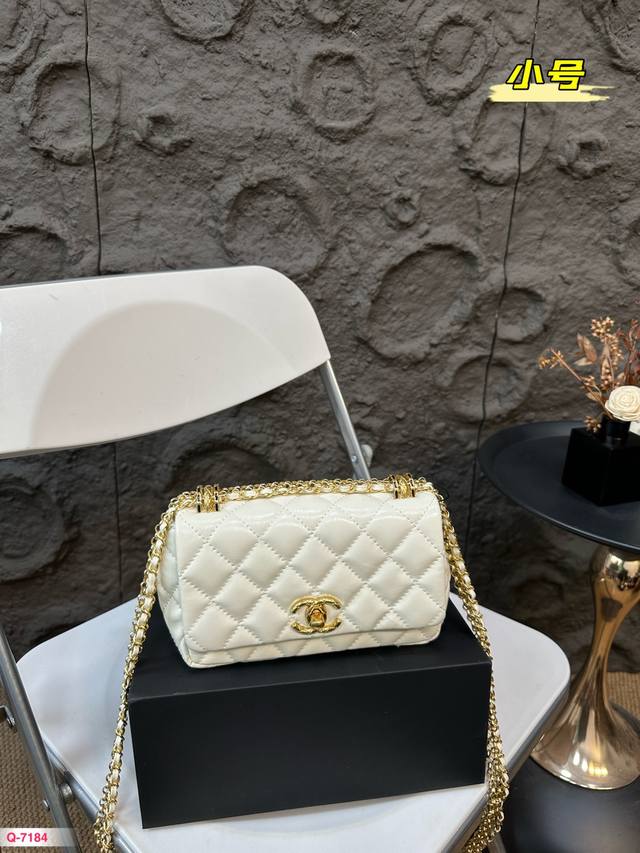 配折叠盒 香奈儿链条包 首发清新自然是夏天啊，上身太好看了，这一季都是链条啊，看着简单休闲的元素却被香奶奶糅合在一起多了几分洒脱和精致 爱了爱了#Chanel2