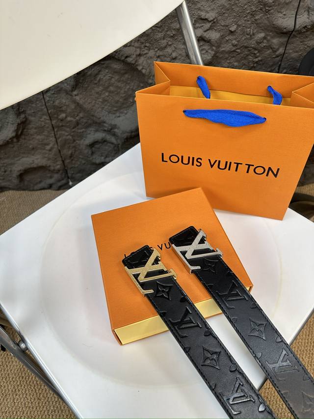 升级版 Lv！！ 高版本！全钢头 腰带 嘿哈 原单牛皮全钢头皮带～热门款 皮带里面最火的啦～质量很好 全套包装！五金绝对不褪色 皮带头和专柜一样的哦～ 配礼盒手