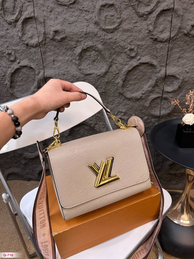 配折叠盒 Lv Twist肩背包 真的很高级 日常通勤简直绝配 又酷又飒低调的奢华可盐可甜 极致美感 绝美女孩就是你 尺寸：23 16Cm