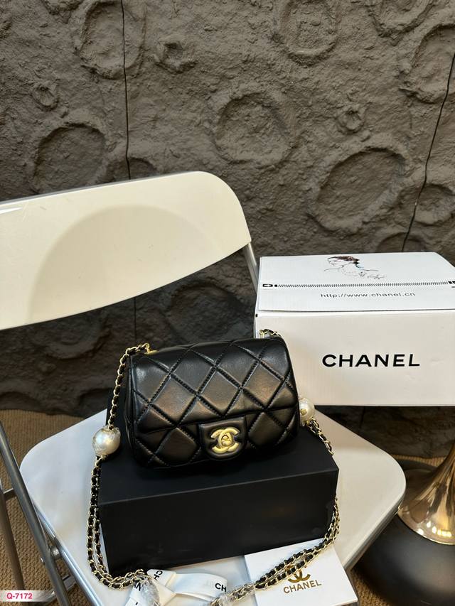 免税店全套包装 香奈儿chanel 24S 珍珠汤圆方胖子链条包 刚告别上一季的珍珠链条包，这季又来个汤圆方胖子香奈儿的设计师可太会了，啥金球、爱心扣、足球、山