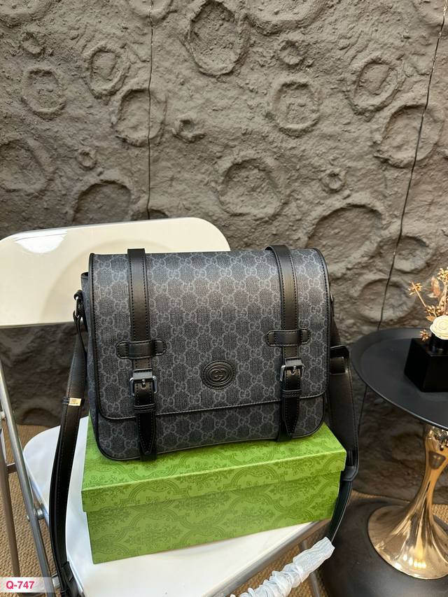 配礼盒 酷奇petite Gg系列肩背差包。Gucci2024早秋系列匠心融合典藏元素与实用功能。最终，塑就一款彰显品牌现代设计美学的单品，匠心缀饰品牌经典元素