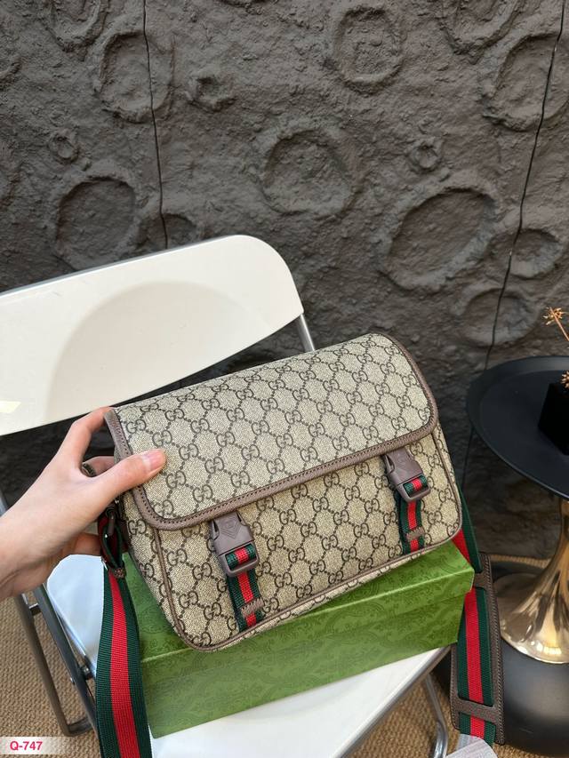 配礼盒 酷奇petite Gg系列肩背差包。Gucci2024早秋系列匠心融合典藏元素与实用功能。最终，塑就一款彰显品牌现代设计美学的单品，匠心缀饰品牌经典元素