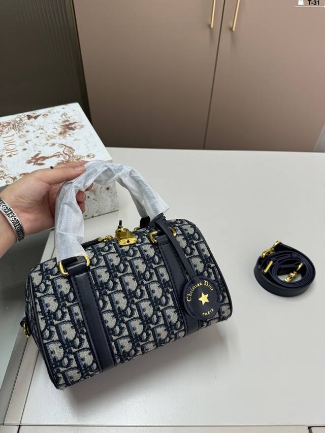 Dior迪奥枕头包 任何搭配都能够轻松驾驭 低调有质感 容量也很可 T-31尺寸21.11.12折叠盒