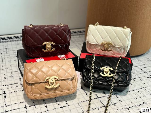 Chanel 2024新woc 挂件 发财包 小香牛皮最近好多明星都在背chanel 19 这款包是由老佛爷karl Lagerfeld和chanel现任创意总