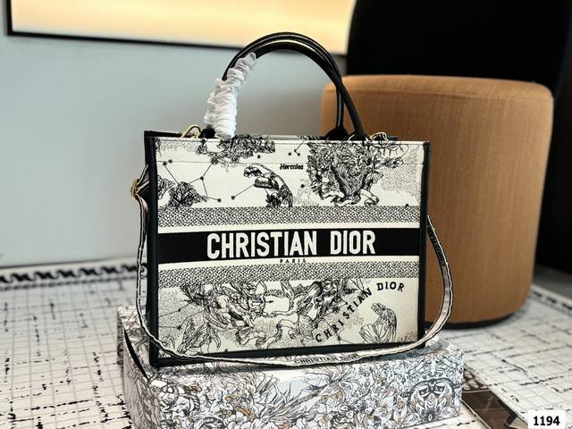 Dior迪奥tote托特包 购物包 星座图案刺绣 这款book Tote手袋灵感来自女装创意总监玛丽亚 嘉 茜娅.蔻丽 Maria Grazia Chiuri Dior迪奥tote托特包 购物包 星座图案刺绣 这款book Tote手袋灵感来自女装创意总监玛丽亚 嘉 茜娅.蔻丽 Maria Grazia Chiuri