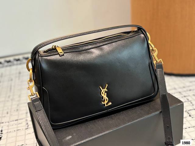 配礼盒. 圣罗兰ysl Hobo 饭盒包. 复古优雅 满满的高级感 大小适中 容量感人 休闲正装皆可轻松驾驭尺寸：28.17