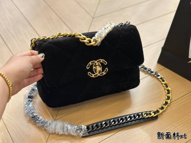 折叠盒 Chanel19 Bag 自从欧阳娜娜带货后全球断货很难买到 皮质是羊皮有点像羽绒服包包 但是19的点睛之笔是什么呢？格子放大！格子放大后脱了香奈儿小女