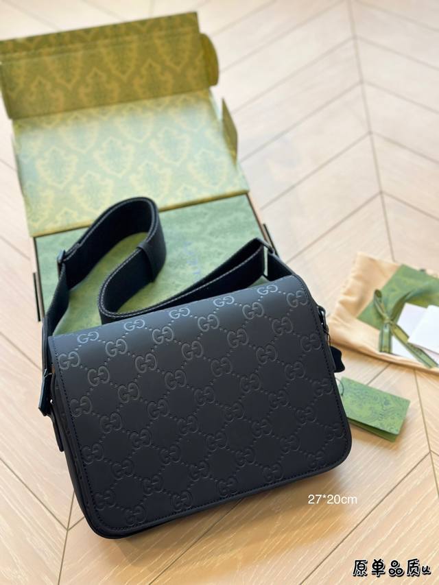 全套包装 Gucci古驰 通体双g徽标可调节肩带 橡胶 单肩斜挎包男款黑色24年早春新款 尺寸27*20Cm