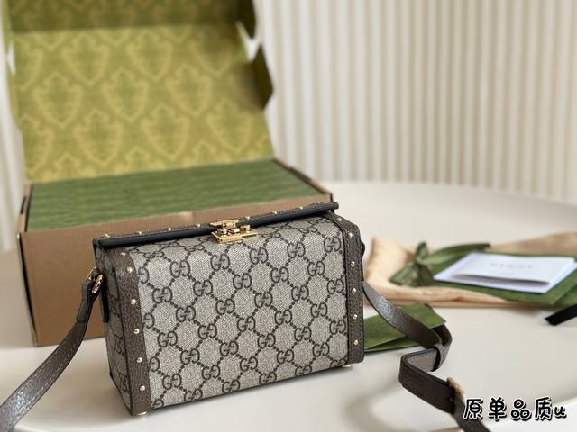 全套包装 Gucci 老花盒子包ggmini Bag迷你手袋米色和乌木色gg Supreme 帆布材质并配有一条皮革肩带带饰钉细节的滚边令人联想起曾经的行李箱设 全套包装 Gucci 老花盒子包ggmini Bag迷你手袋米色和乌木色gg Supreme 帆布材质并配有一条皮革肩带带饰钉细节的滚边令人联想起曾经的行李箱设