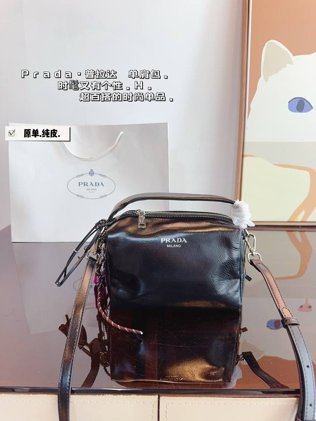 纯皮. 普拉达prada Hobo单肩包. 多种背法太可了 手提 斜挎腰包 单肩 腋下包 真的是想怎么搭配就怎么搭配 这绝对是日常出街实用频率最高的一款包 敲级