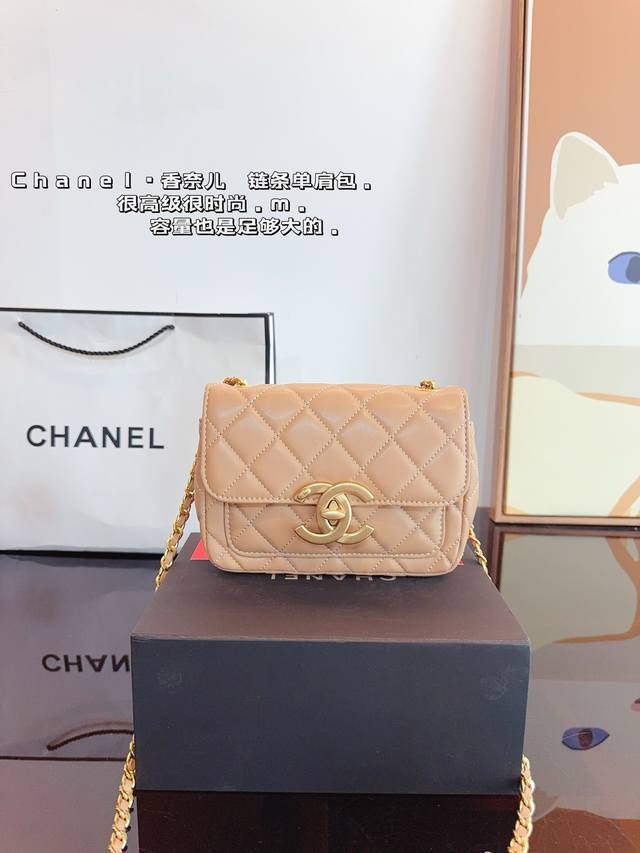 配礼盒 Chanel 香奈儿 方胖子包.手感超级好 原版五金 超级大牌 以华丽高贵的外形成为当下最炙手可热之作人手必备，明星热捧，精匠之作。尺寸：19*7*14