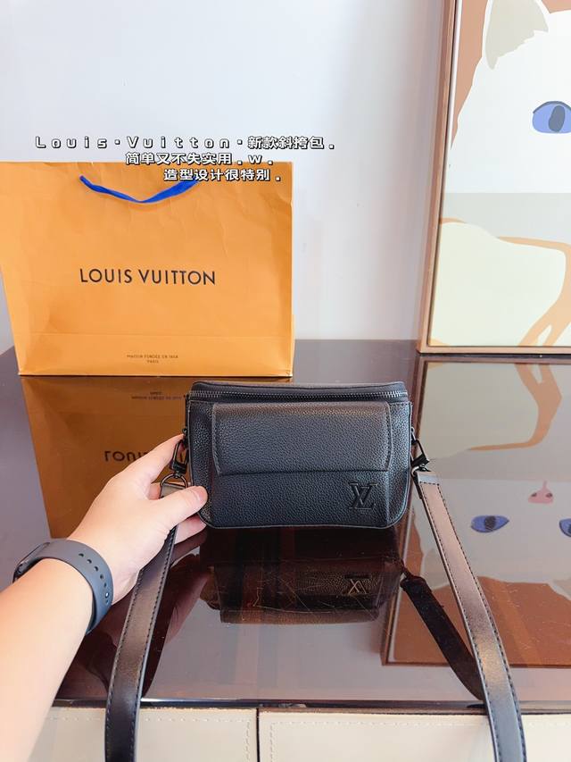 Lv 中古斜挎包.出货啦24Ss新款哦！单肩斜挎包 款式 超级无敌好质量 宝宝们抓紧来订哈 超级好的版本~版型经典不过时 一直深受洋气美妞们喜欢！尺寸：19*3