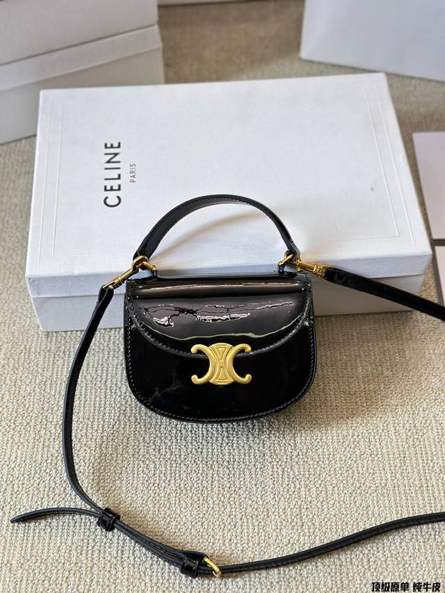 顶级原单 纯牛皮 Céline Mini 手提小猪包 最近发现 复古的风潮 持续升温 Lisa作为赛琳亚洲唯一代言人 老花马鞍包尺寸：15 12Cm