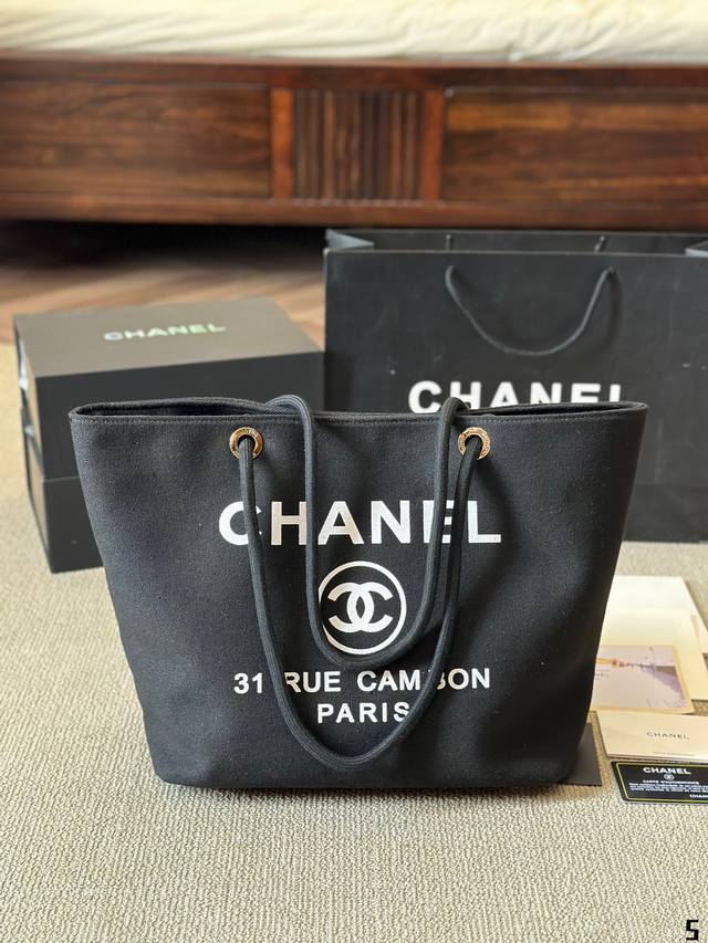 帆布 Chanel 24K大托特包 慵懒随性又好背 上身满满的惊喜 高级慵懒又随性 彻底心动的一只 Size：30 30Cm