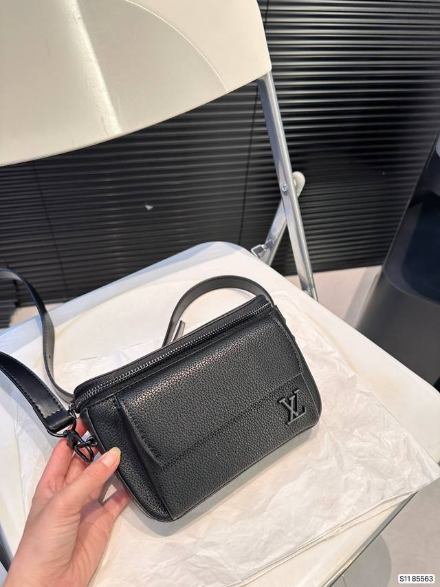 中古lv 新款男士邮差包，很酷的lv男包来喽看起来十分时尚且年轻。斜挎也不显大当收纳空间真心不错，拿取东西时十分方便当肩带可以自由调节长度，任何身高都没问题 尺